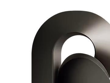 Partie supérieure d'un objet métallique noir avec un trou arrondi sur fond noir.