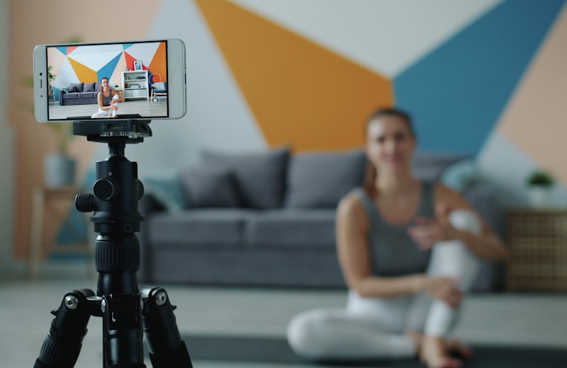 Entrenadora grabando una sesión online desde su salón
