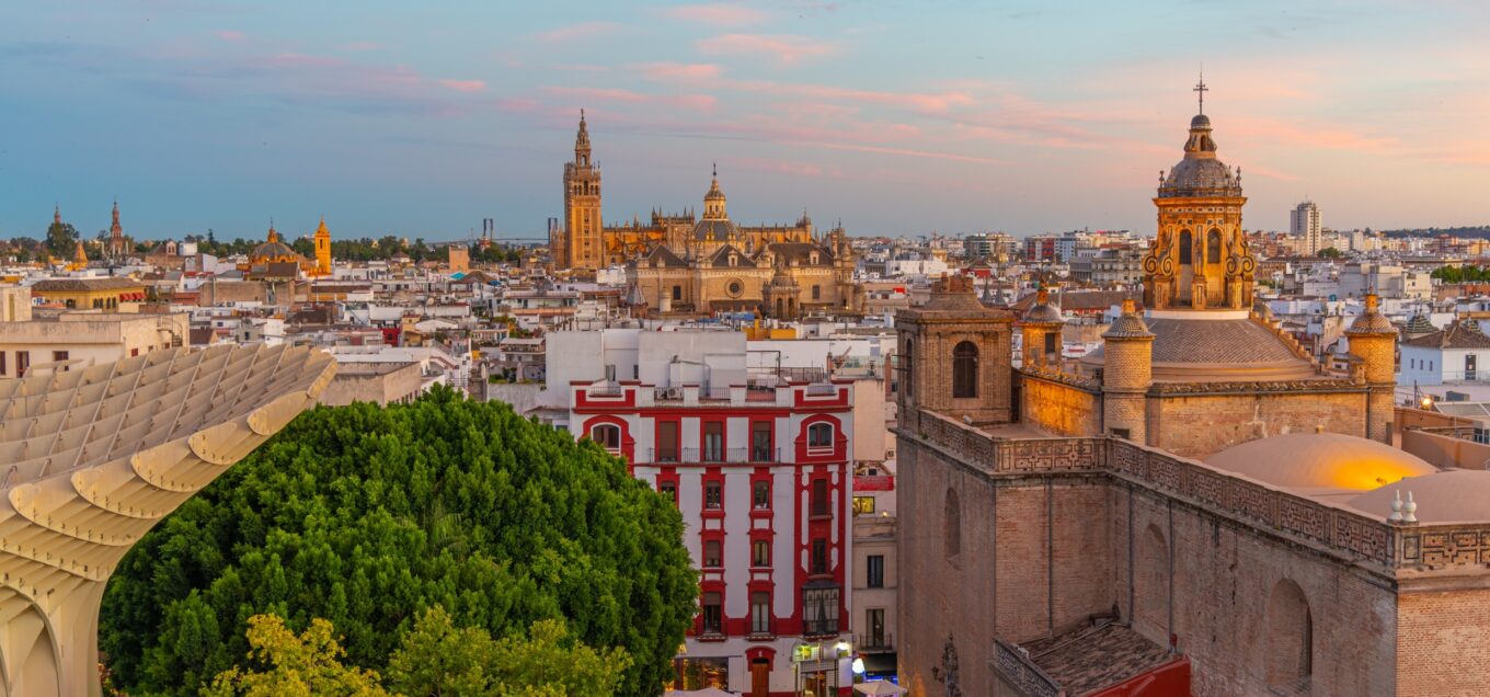 Fotografía de Sevilla junto al Guadalquivir, ciudad con amplia oferta de entrenadores personales