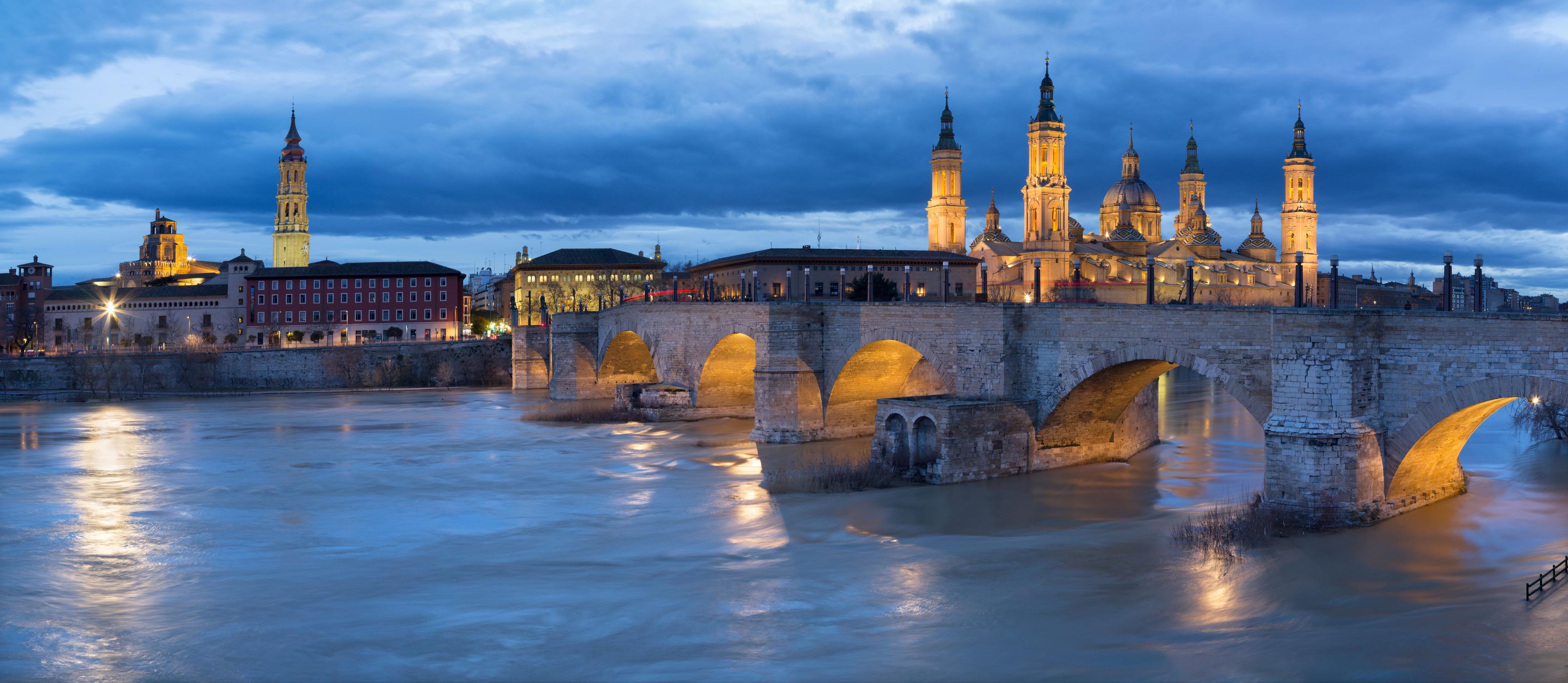Vista de Zaragoza con la Basílica del Pilar, donde puedes encontrar entrenadores personales
