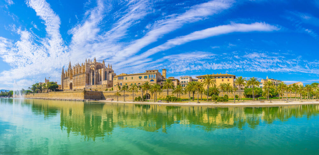 Fotografía de Palma de Mallorca y su catedral frente al mar, perfecta para entrenamientos personalizados