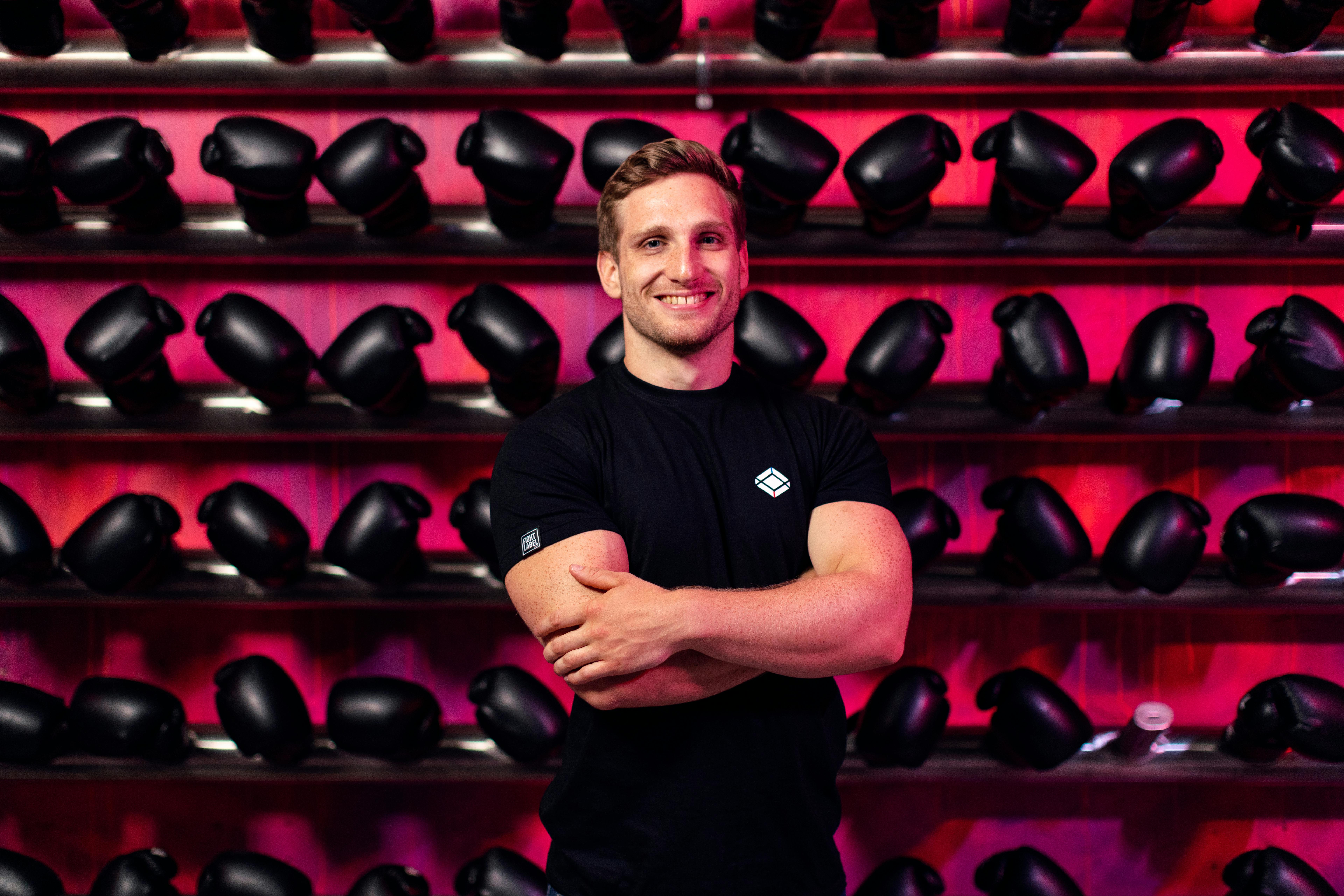 Entrenador personal dando clase en un gimnasio con cliente en persona