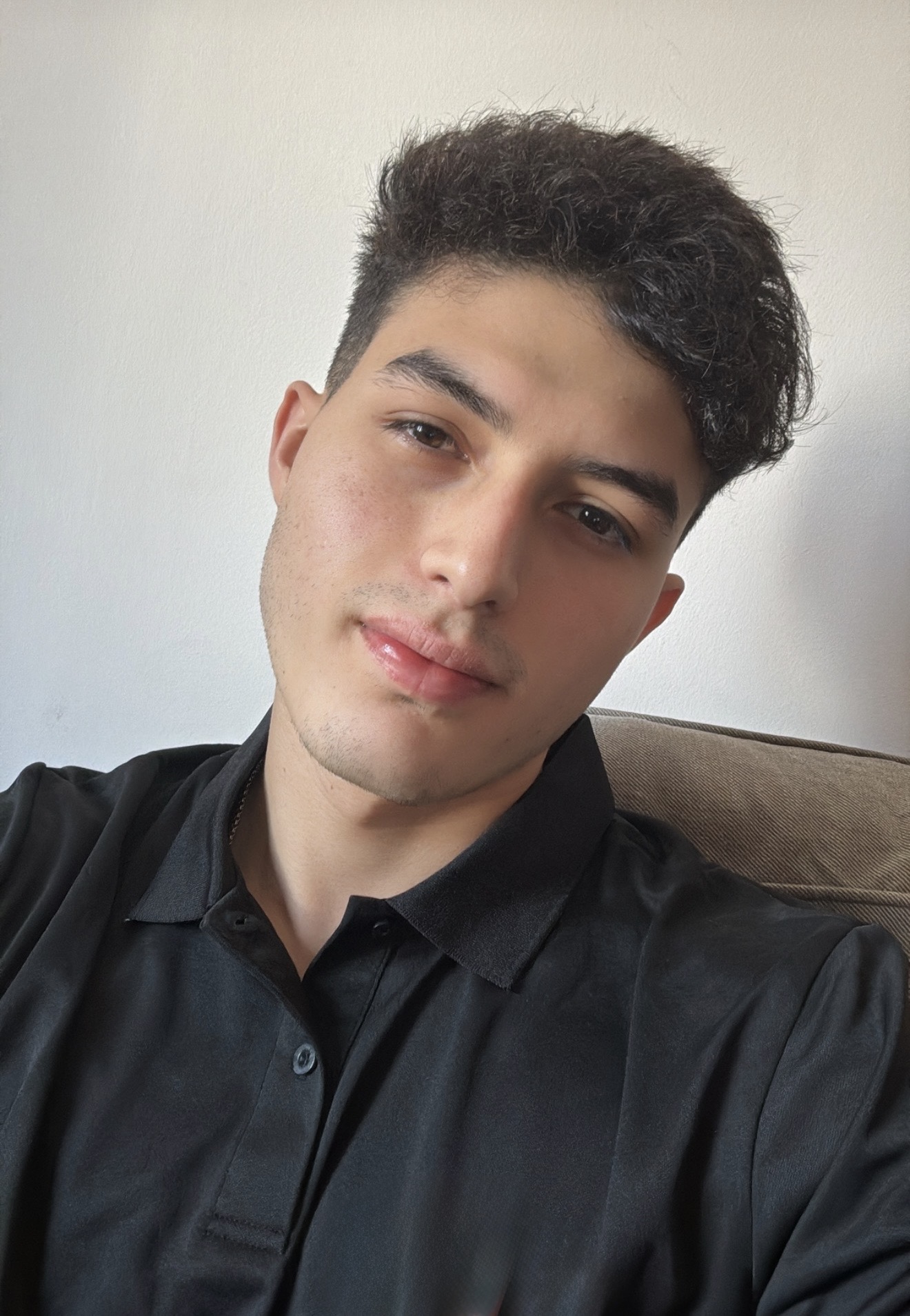 Retrato profesional de Juan Brutti, licenciado en entrenamiento físico, especializado en planificación deportiva personalizada y salud para modalidades presenciales y online.