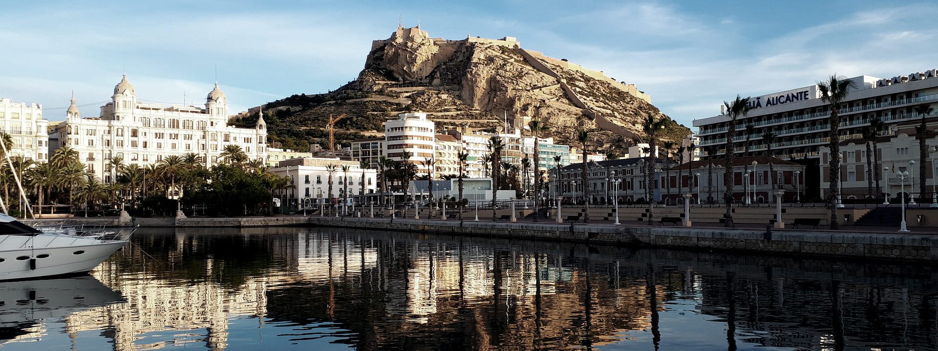 Imagen de Alicante con el Castillo de Santa Bárbara, donde entrenadores personales te ayudan a cumplir objetivos