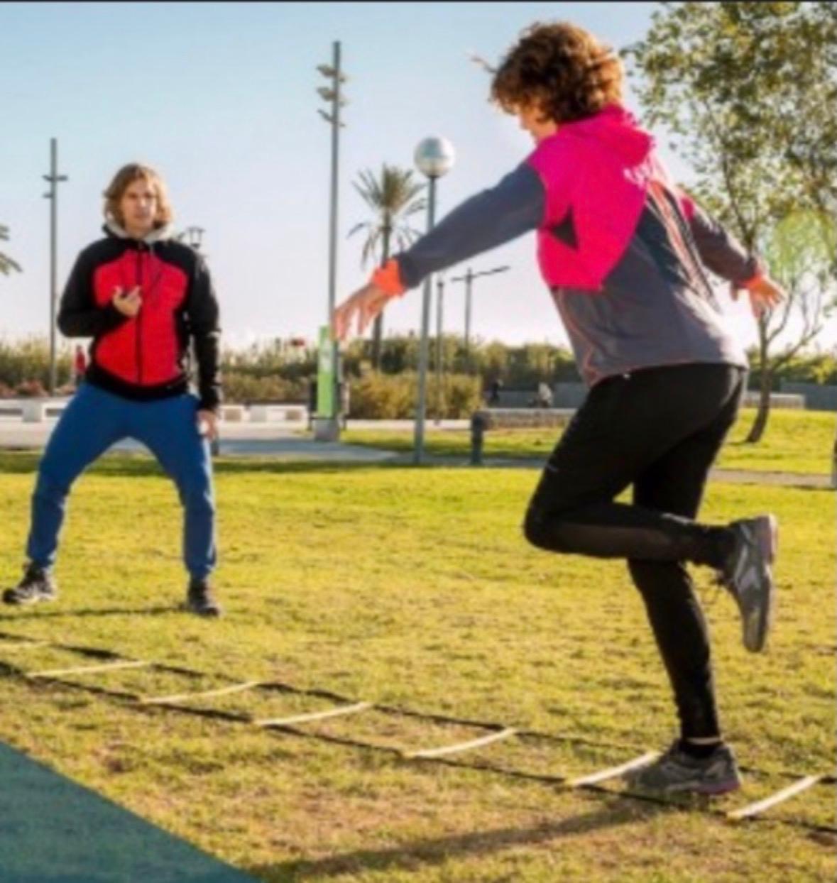Sergi Jiménez dirigiendo un entrenamiento de agilidad en un parque de Barcelona
