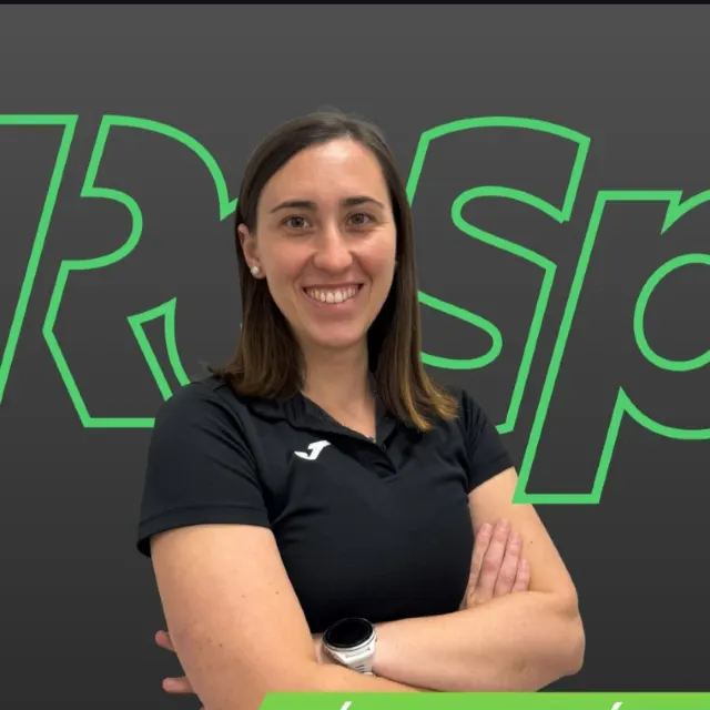 Retrat professional d'una especialista en readaptació esportiva i preparació física transmetent confiança i vitalitat en un entorn clínic o d'entrenament.