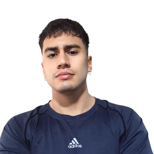 Retrato profesional de Kevin Pedraza, especialista en entrenamiento deportivo enfocado en el desarrollo de la fuerza, acondicionamiento físico y optimización del rendimiento.