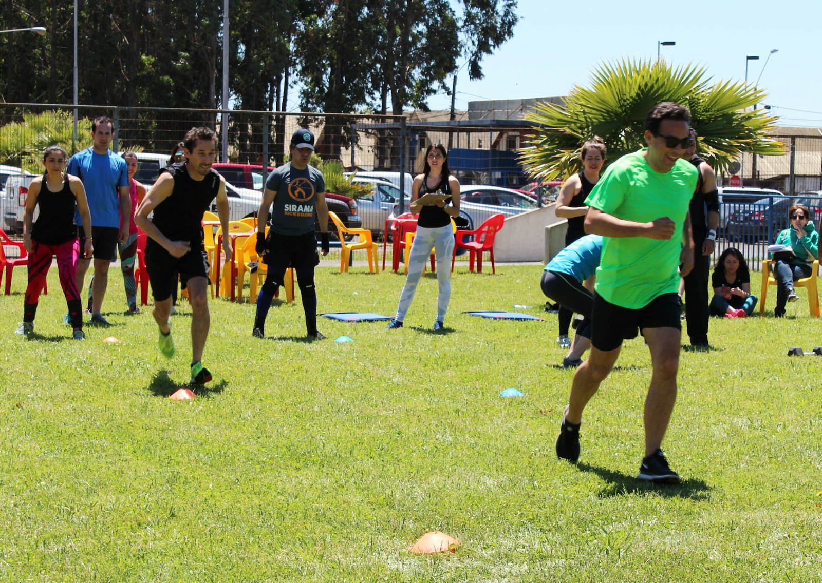 Grupo de personas entrenando cambios de dirección con conos al aire libre