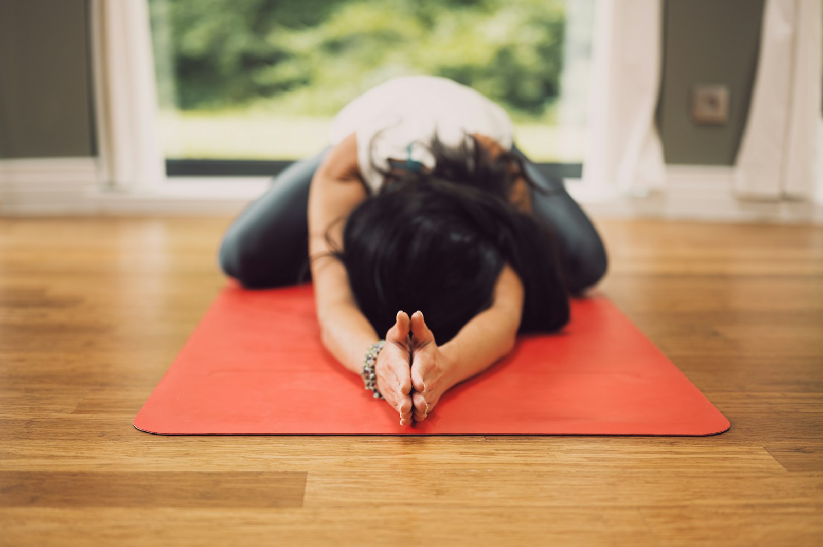 Mujer practicando un ejercicio de control abdominal y respiración sobre una esterilla