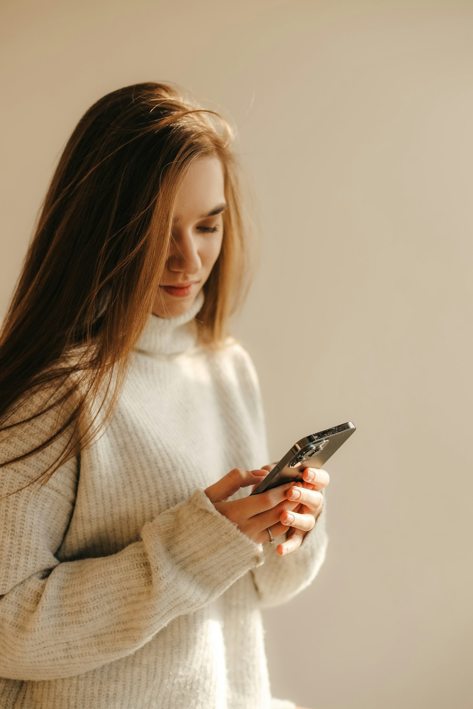 Mujer mirando el móvil con atención, leyendo una conversación