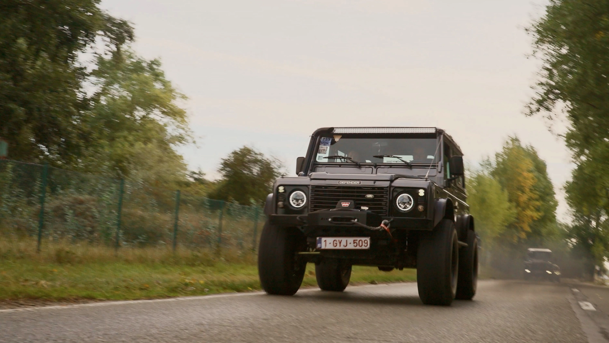 a Land Rover Defender rally in De Panne, Belgium. Aftermovie Screenshot from Creative Agency Bypicknick