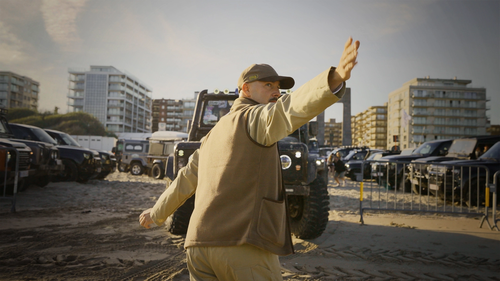 a teammember of DePanne4Cars automotive and lifestyle event in De Panne who is guiding the Defenders for the Beachrally, captured by Creative Agency Bypicknick Belgium