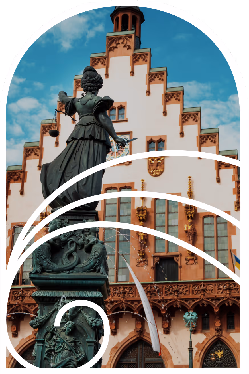 Historisches Rathaus mit Justitia-Statue auf dem Marktplatz – Immobilienmakler Lübeck in zentraler Lage der Altstadt.