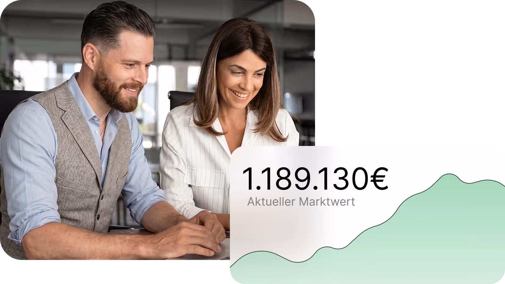 Mann und Frau lächeln und schauen auf einen Bildschirm mit aktuellem Marktwert von 1.189.130 Euro.