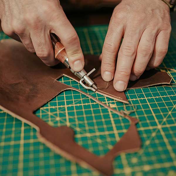 Leder wird von Hand ausgeschnitten