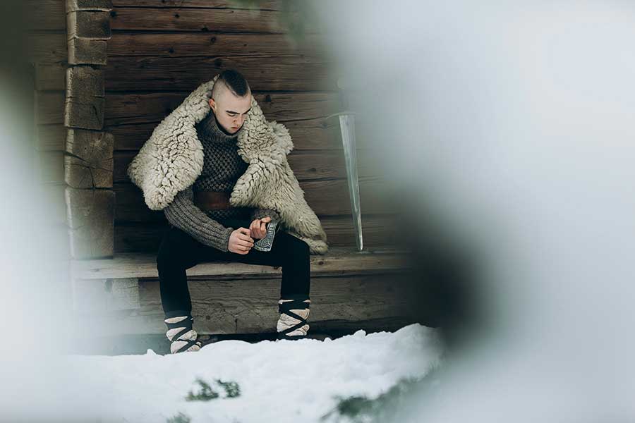 Ledernutzung in der Vergangenheit. Mann mit Pelzumhang