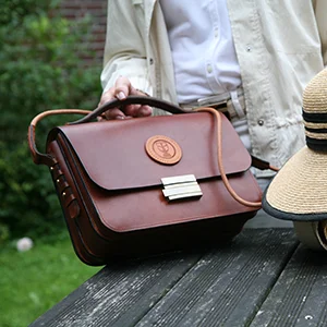 Braune Tasche in der Hand der Kundin