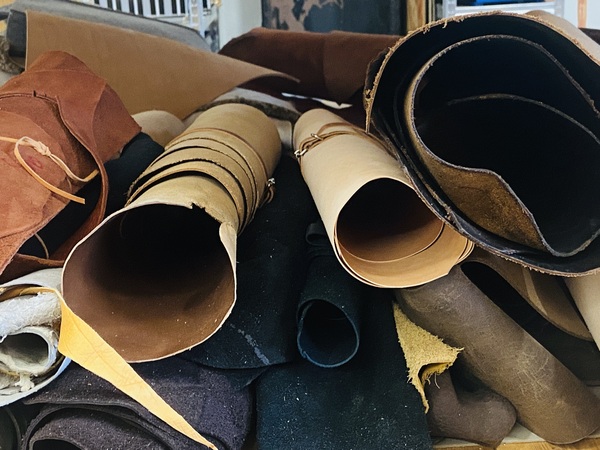 Blick in das Lederlager der Ledermanufaktur Vererbstücke in Eckernförde