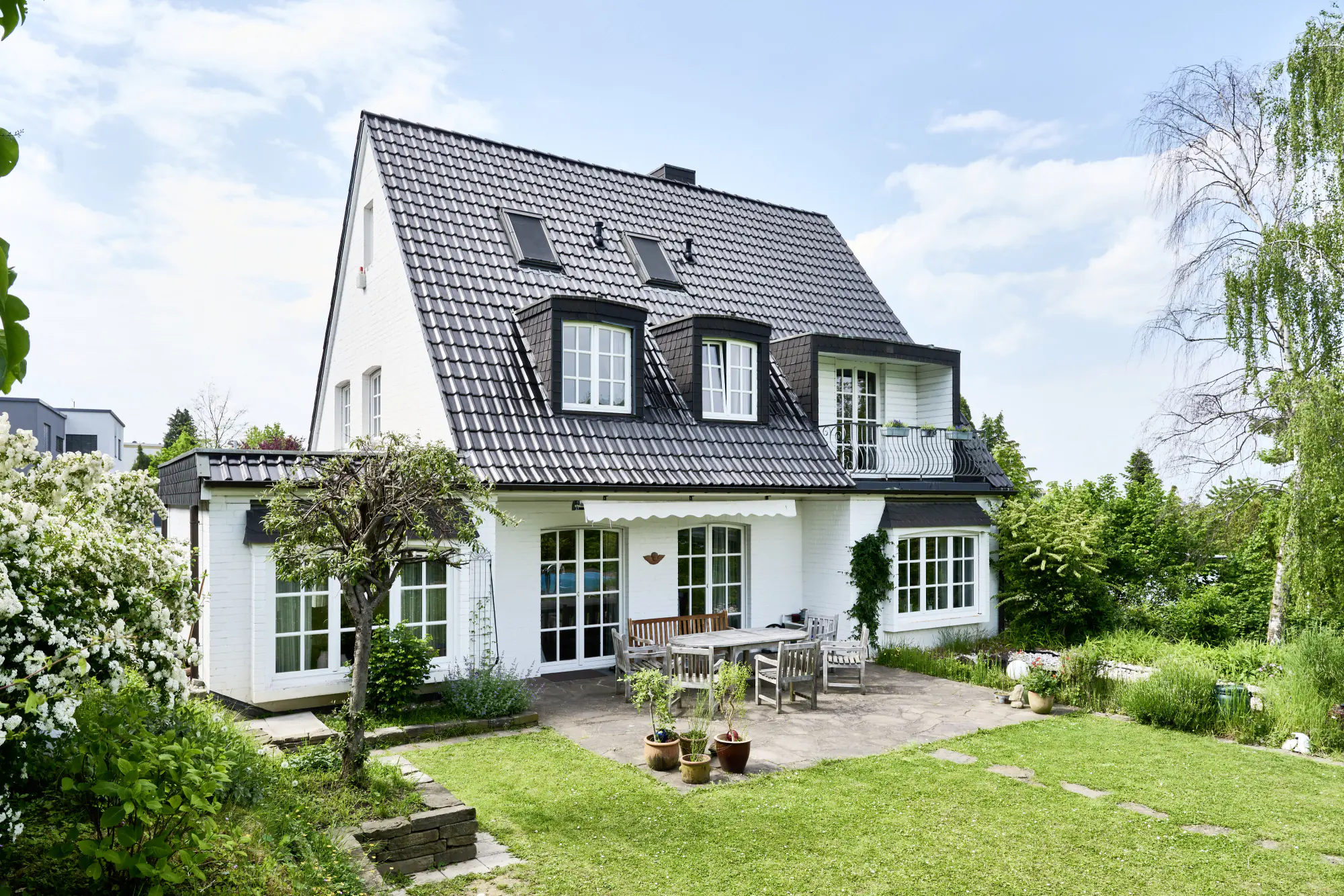 Außenansicht des Einfamilienhauses mit Garten in Bonn-Duisdorf