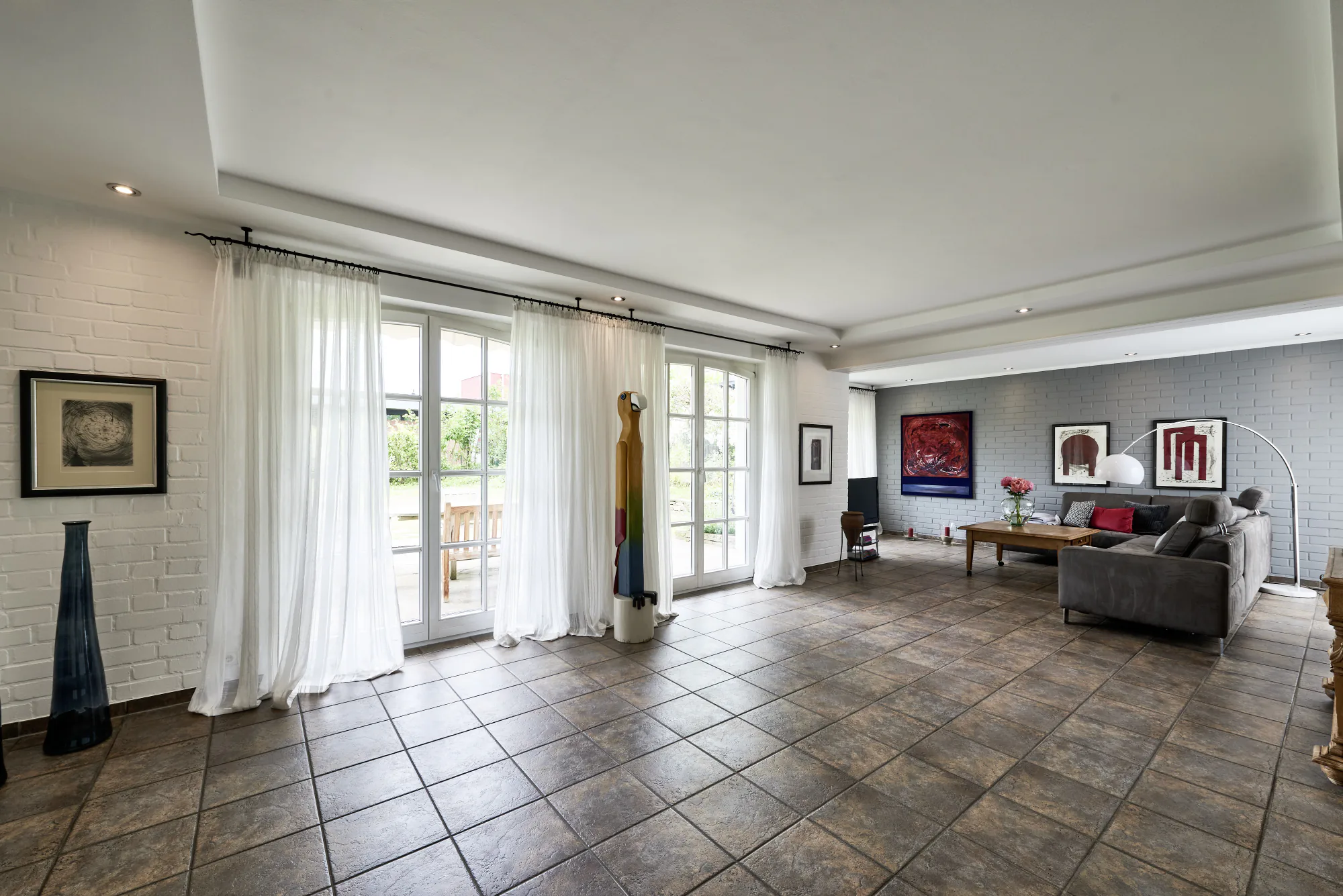 Großzügiger Wohnbereich mit Fensterfronten in Bonn-Duisdorf