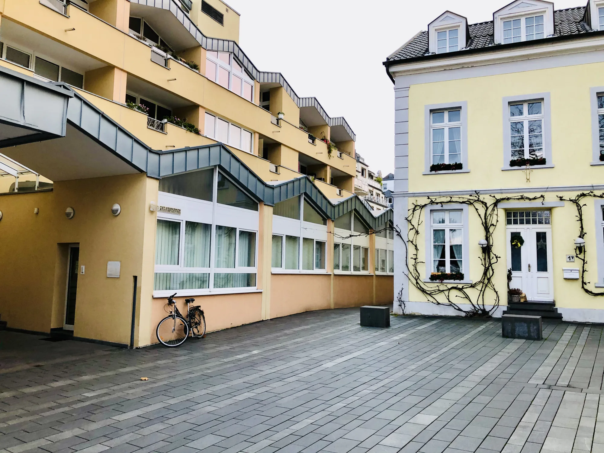 Außenansicht des Gebäudes mit Praxis- und Bürofläche in der Königswinterer Altstadt