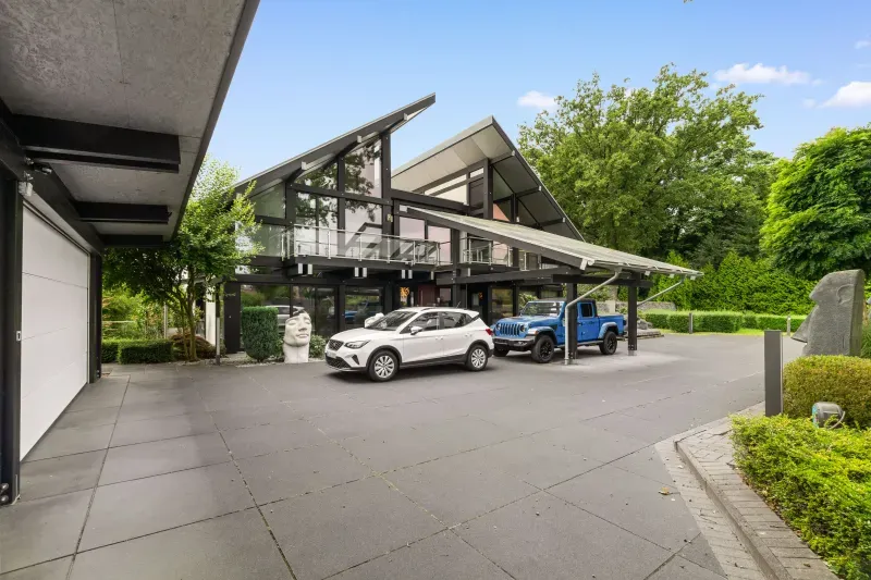 Einfahrt und Carport eines modernen Architektenhauses