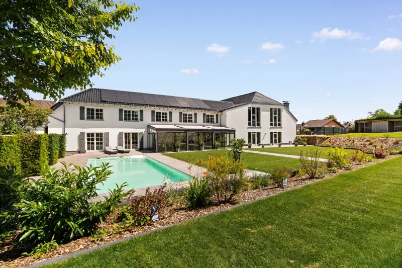 Villa mit Pool und gepflegtem Garten, Außenaufnahme