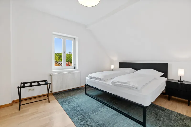 Schlafzimmer unter der Dachschräge mit Doppelbett
