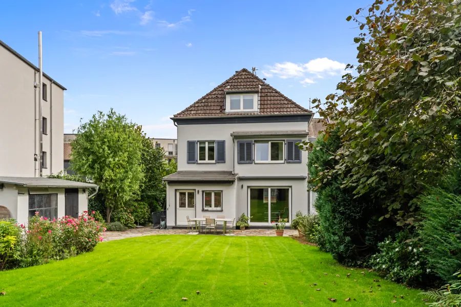 Stadtvilla mit großem Garten und Rasenfläche
