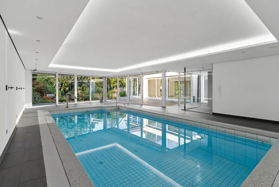 Innenpool mit Fensterfront zum Garten