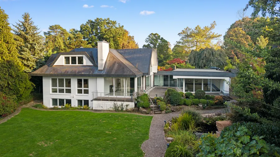 Drohnenaufnahme einer Villa mit parkähnlichem Garten