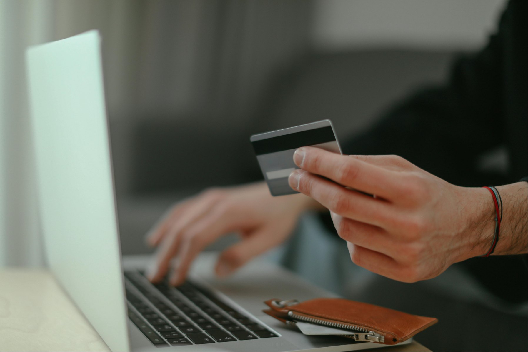 Personne effectuant un achat sur un site e-commerce prêt à vendr