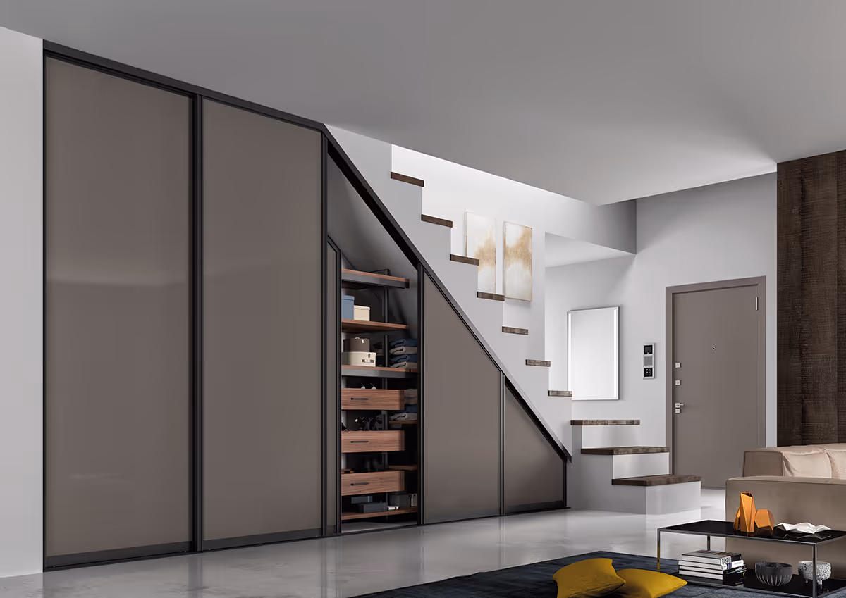 Moderner Wohnraum mit Schminktisch unter einer Treppe und einer Tür im Hintergrund.