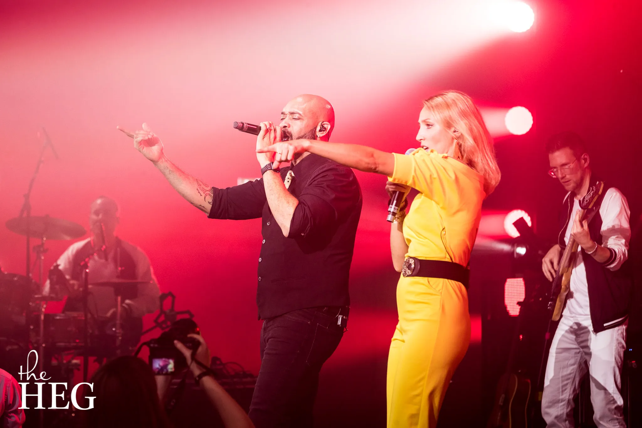 Die Sängerin der Band Gravity Live interagiert mit dem Publikum bei einem stimmungsvollen Auftritt auf einer Firmenfeier in Düsseldorf.