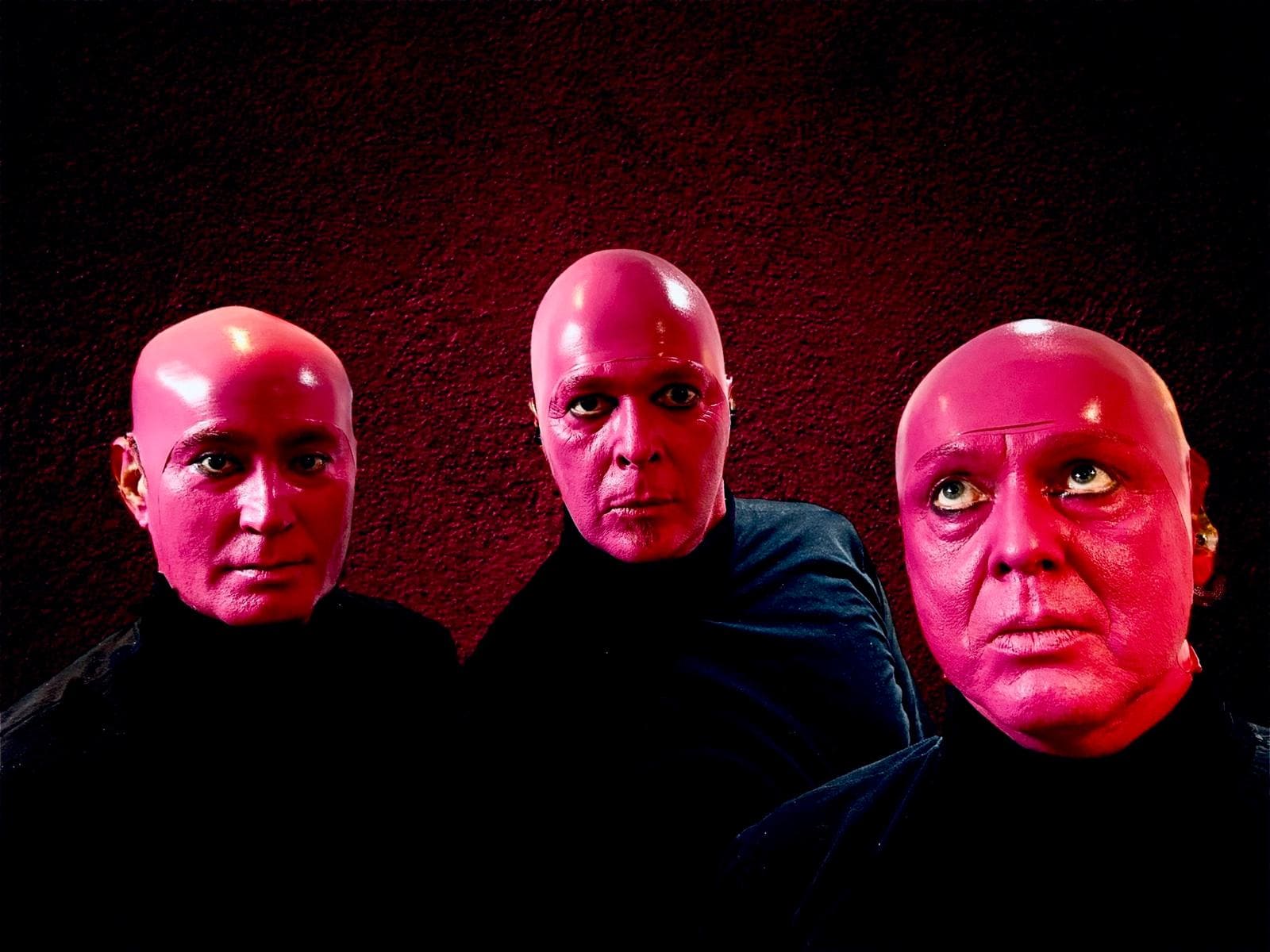 Die Künstler des Showacts von Gravity Live in markantem Bühnen-Make-up für die Drumshow bei der Mega Gruppe in Hamburg.