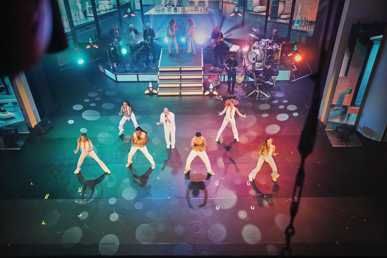 Die große Showband Gravity Live mit Tänzern auf der Bühne der BASF Jubilarfeier 2025 im Feierabend Haus Ludwigshafen.