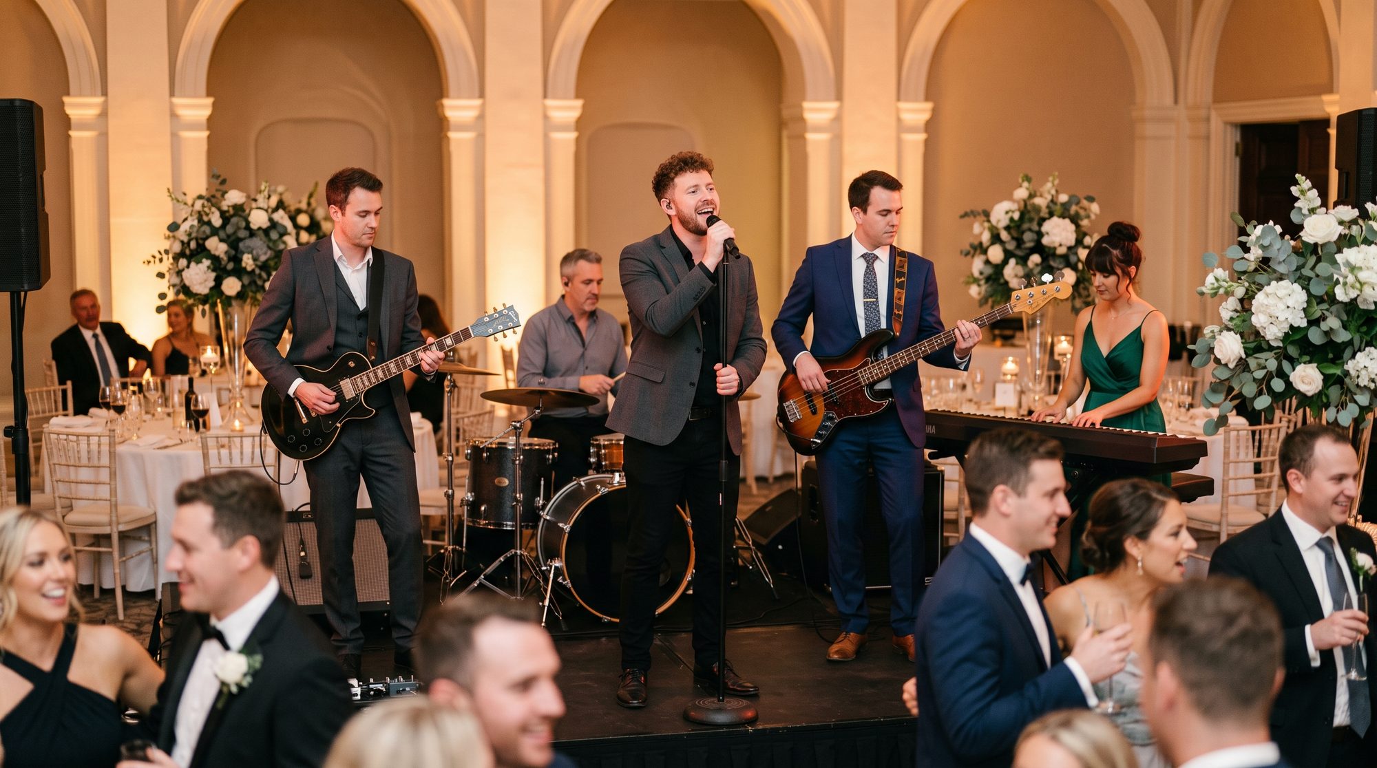 Coverband spielt live auf einer eleganten Hochzeitsfeier im festlichen Ballsaal