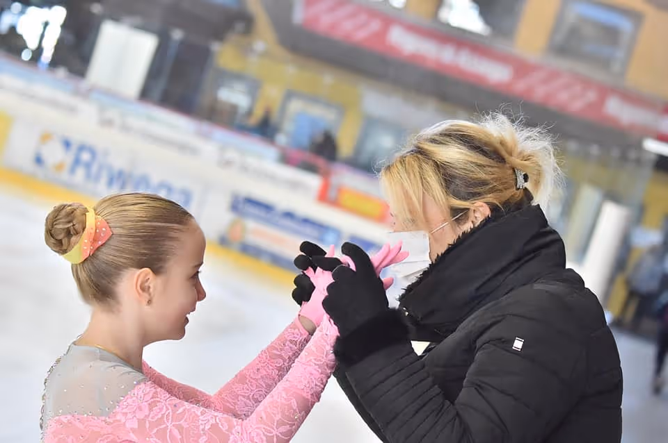 Allenatrice che supporta la bambina in gara