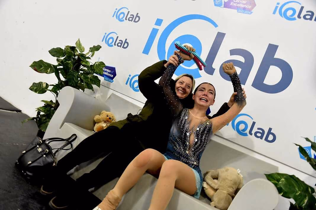 Atleta Ice Skating Bolzano con la propria allenatrice dopo una gara