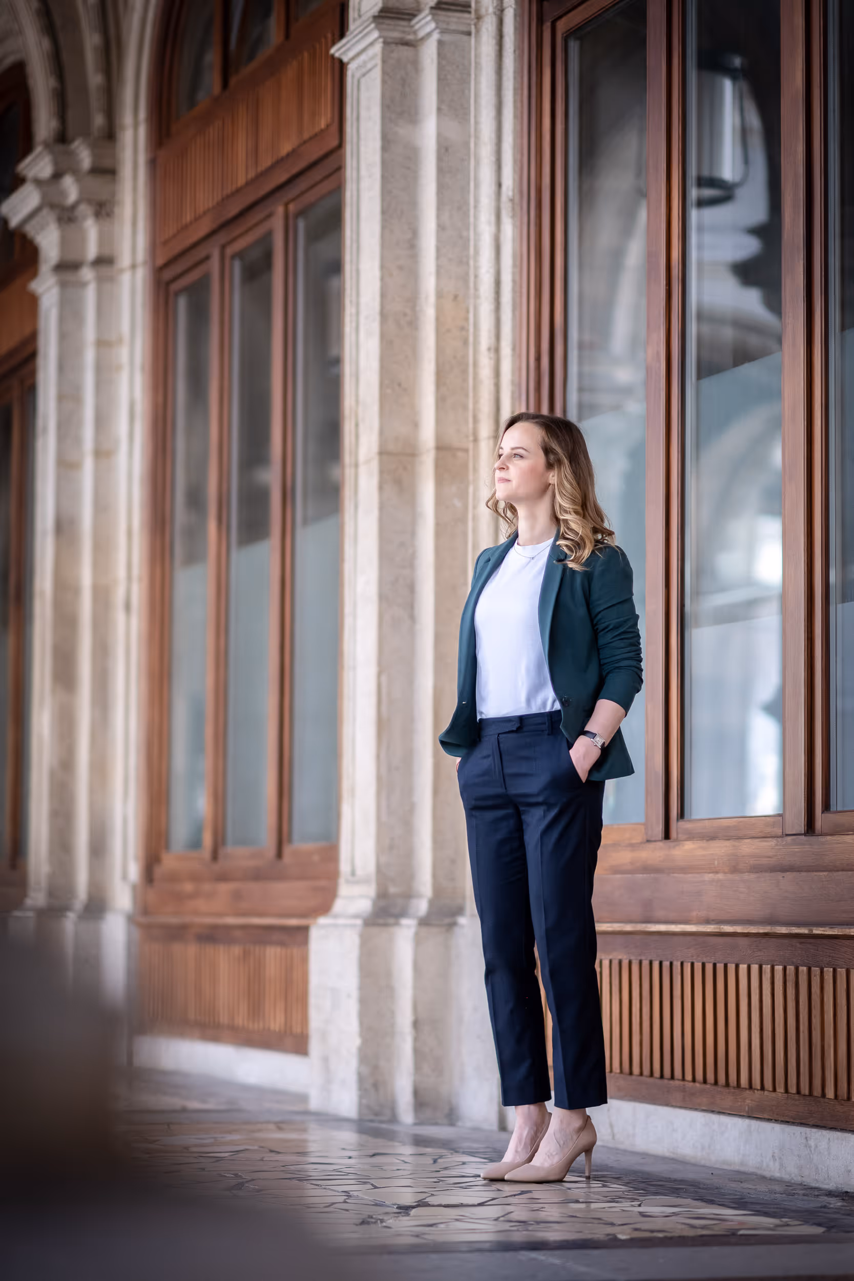 Trainerin Anna Rivna schaut in die Ferne – symbolisiert Vision, Weitblick und Wissenskompetenz in Coaching, Training und Weiterentwicklung für Unternehmen, Mitarbeitende und Einzelpersonen in Workshops.