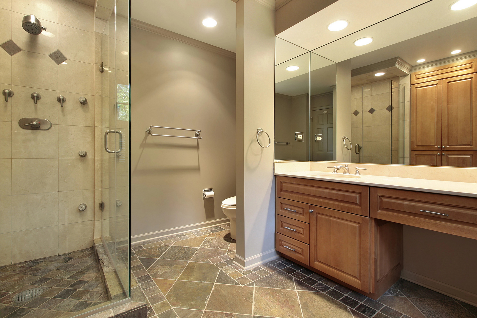 image of a sparkling bathroom for a cleaning service