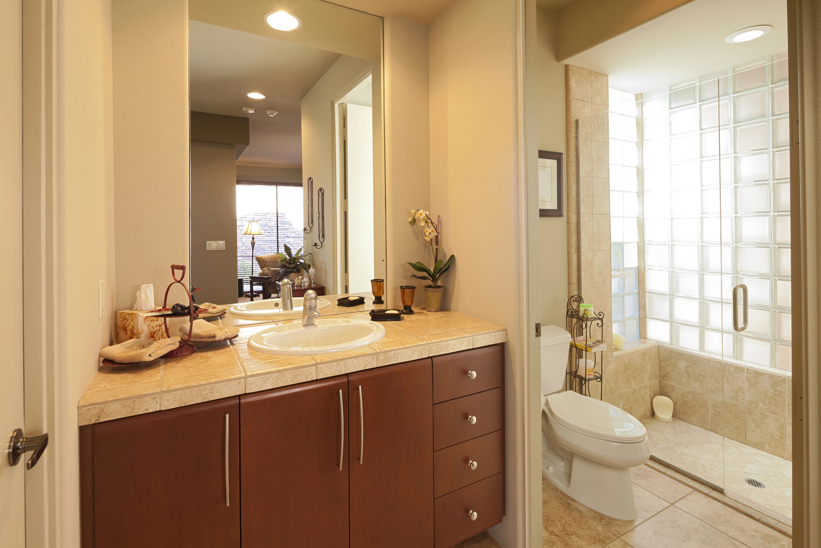 image of a sparkling bathroom for a cleaning service