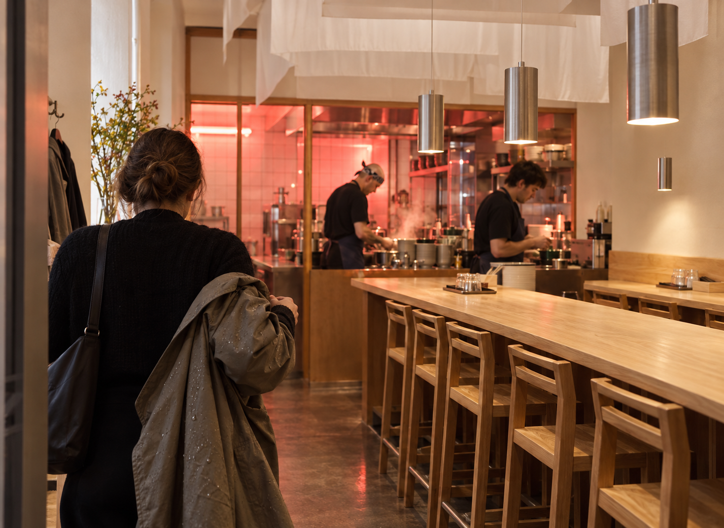 Illustration of a visitor reaching a walk-in ramen counter after a landmark walk