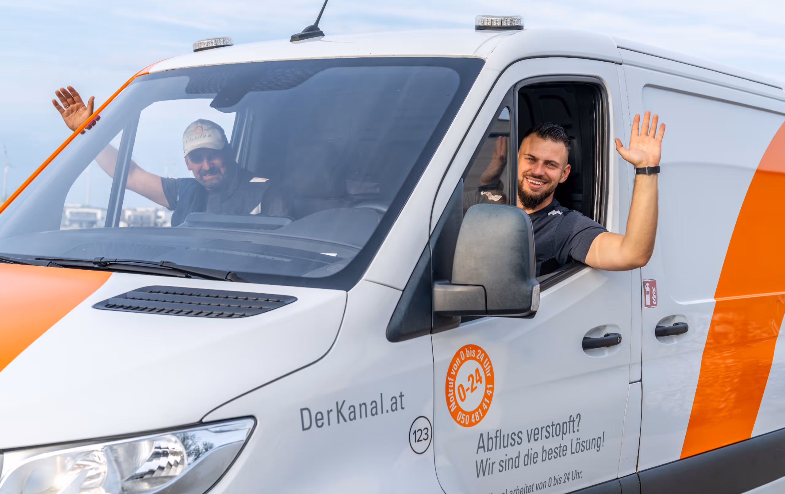Baumaschinen und Kanalrohre in einer großen Baugrube bei der Arbeit