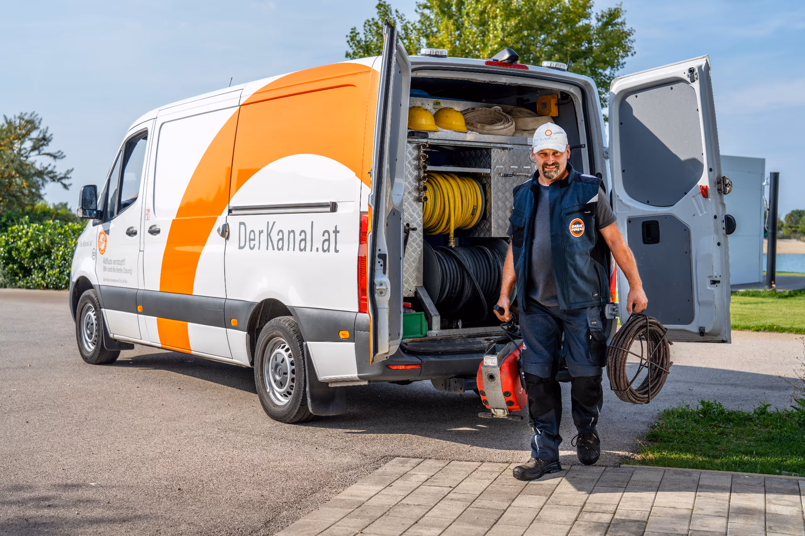 Bagger arbeitet an der Verlegung von großen Kanalrohren