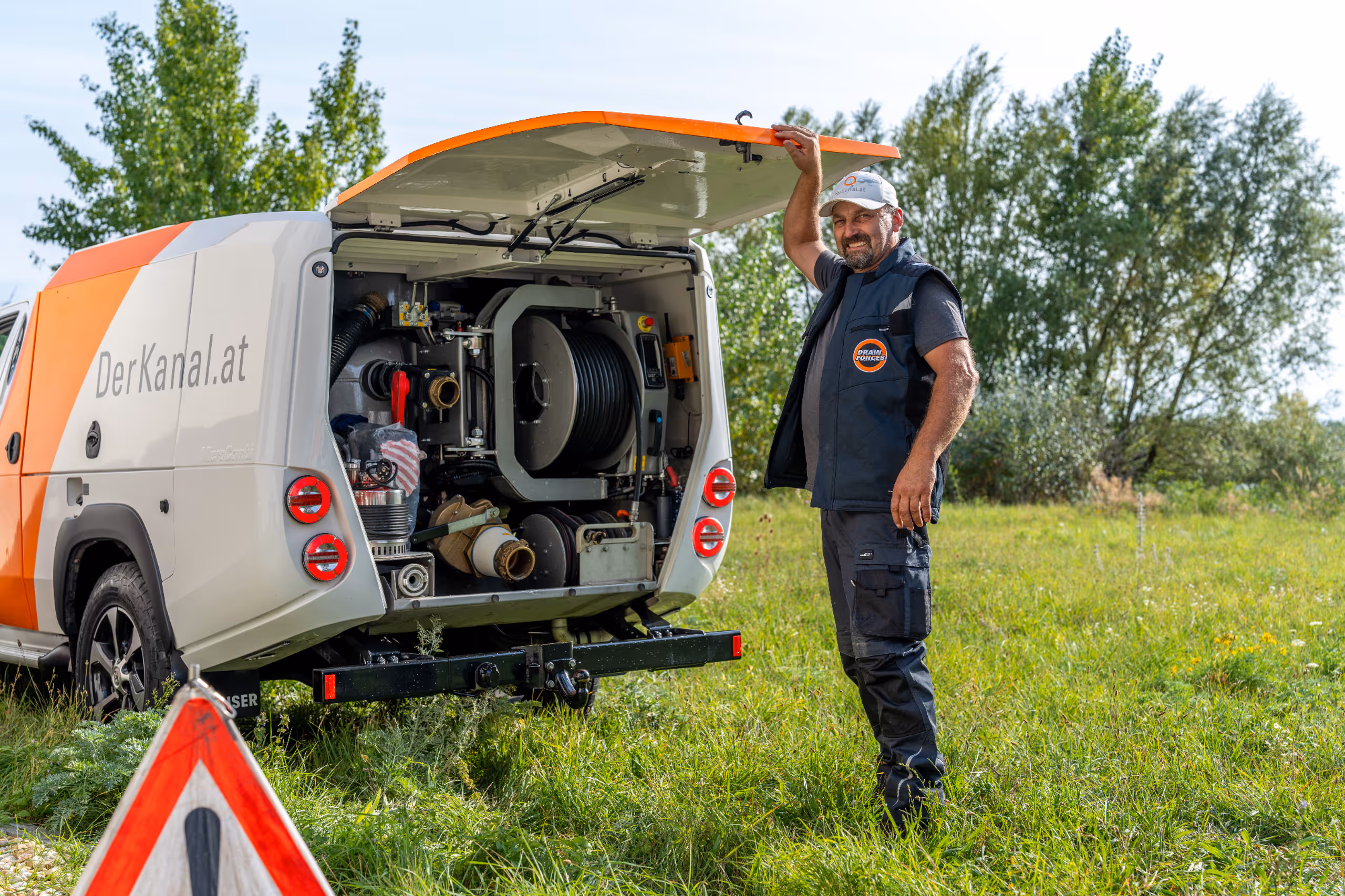 Arbeiter in Sicherheitsausrüstung bei Kanalbauarbeiten