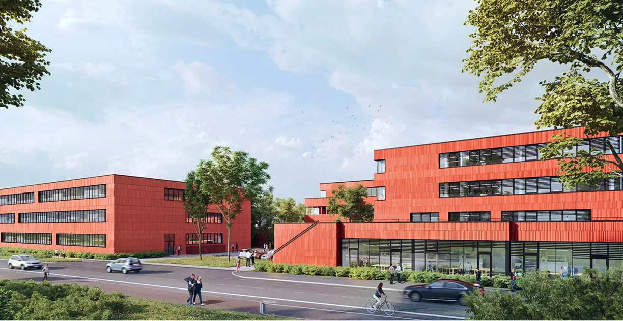 Moderne rote Bürogebäude mit großen Fenstern entlang einer Straße mit Autos, Radfahrer und Fußgängern, umgeben von Bäumen und Grünflächen.