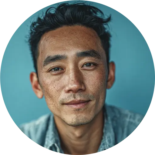 Portrait frontal d’une homme brun, expression neutre, fond bleu clair.
