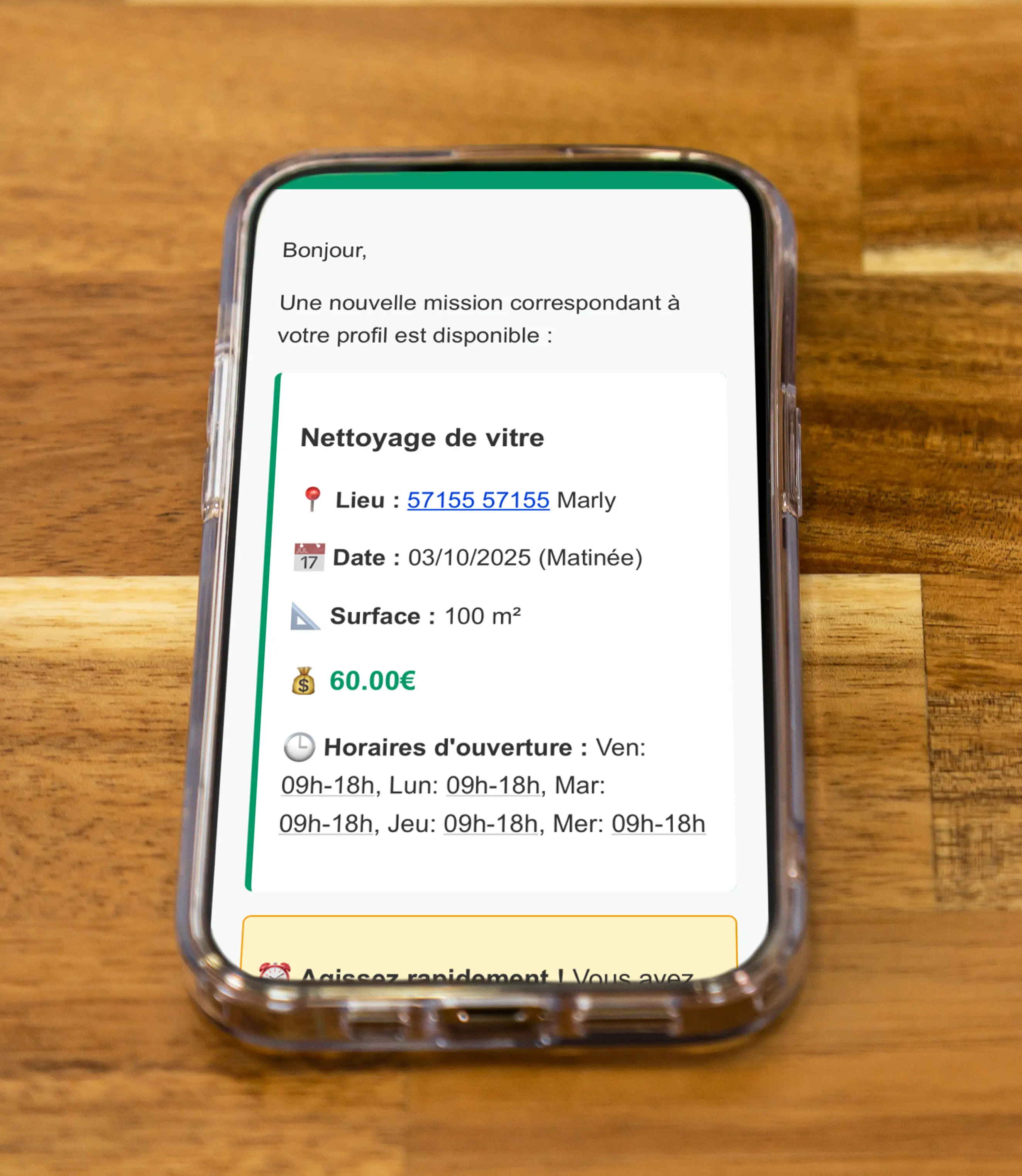 Téléphone posé sur une table avec application Clindit sur la page mission