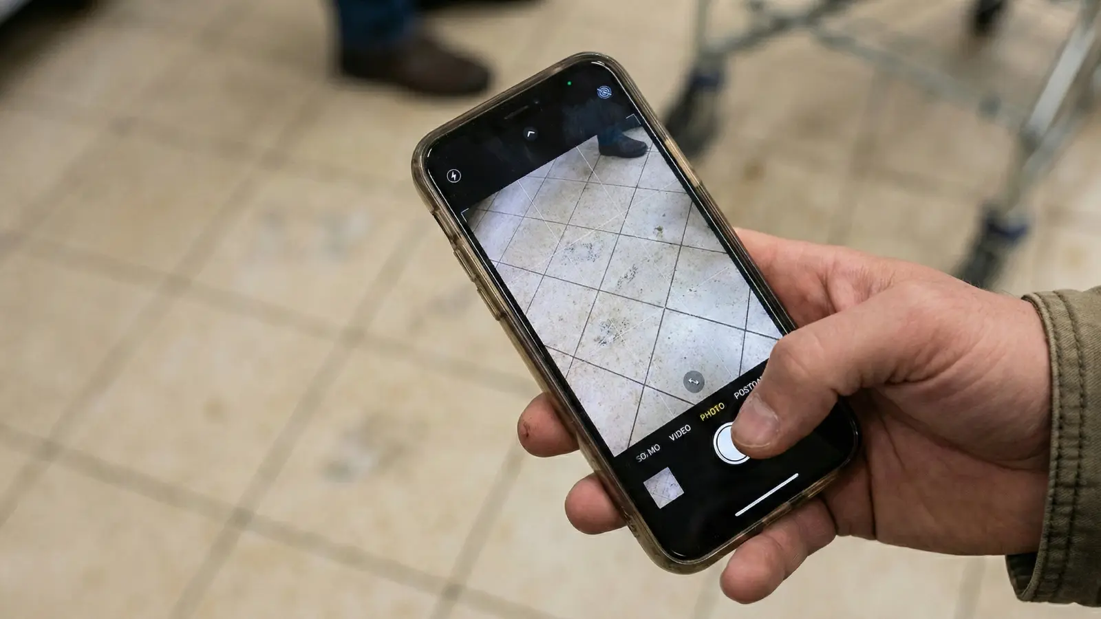 Photo smartphone d'un carrelage de magasin propre pour le suivi de la qualité des services de ménage Clindit.